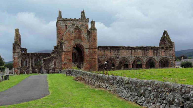 Sweetheart Abbey dumfries: History, Accommodation, Food and Drink