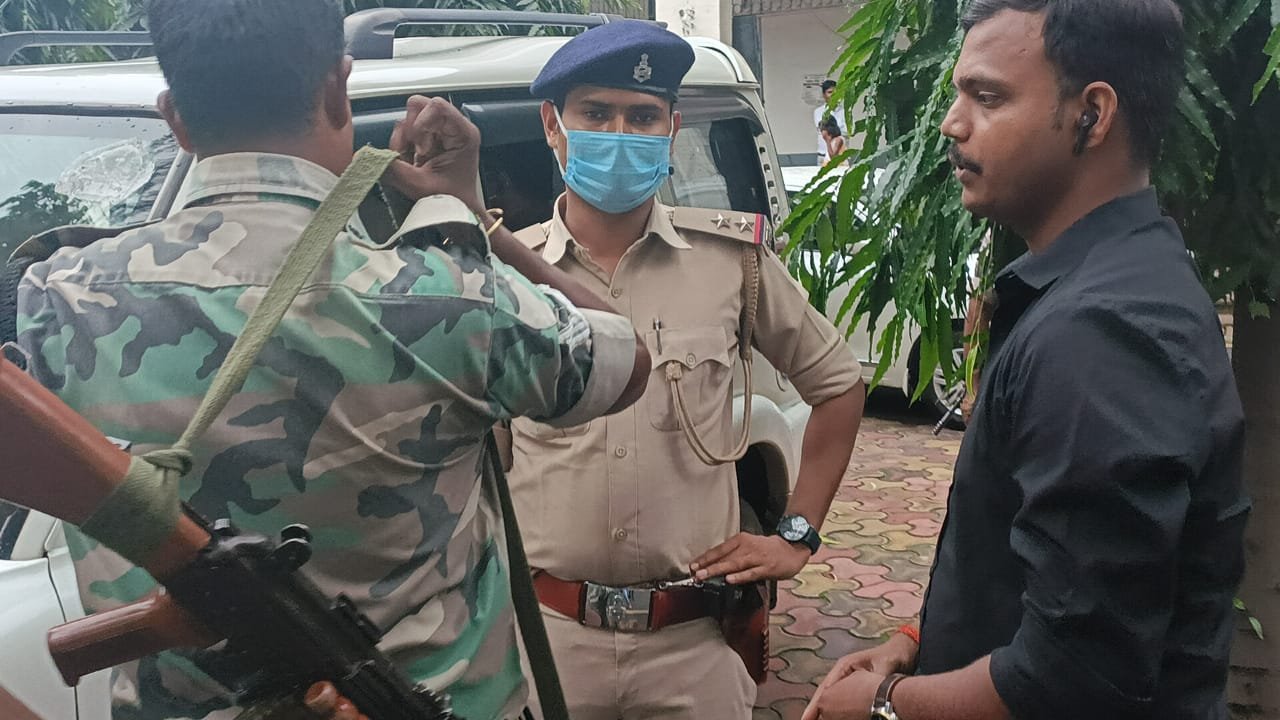 Sahibganj police arrest stone mines operator Jai Prakash Yadav from Sahibganj police arrest stone mines operator Jai Prakash Yadav from airport locality in Ranchi