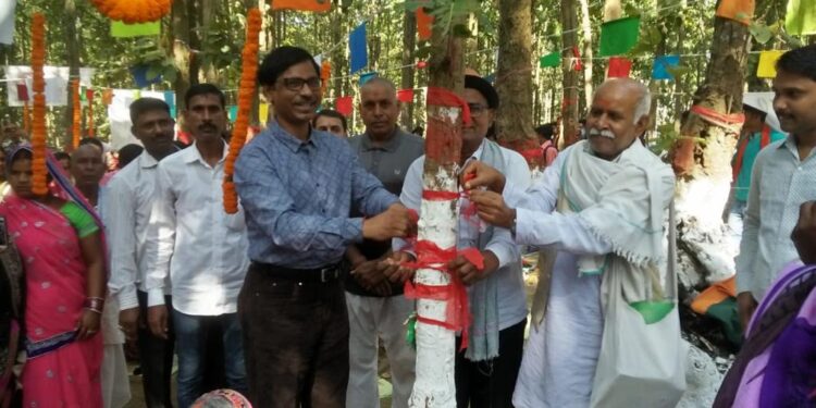 Additional Principal Chief Conservator of Forest of Jharkhand Sanjiv Kumar and villagers tying Rakhi on tree (File photo)