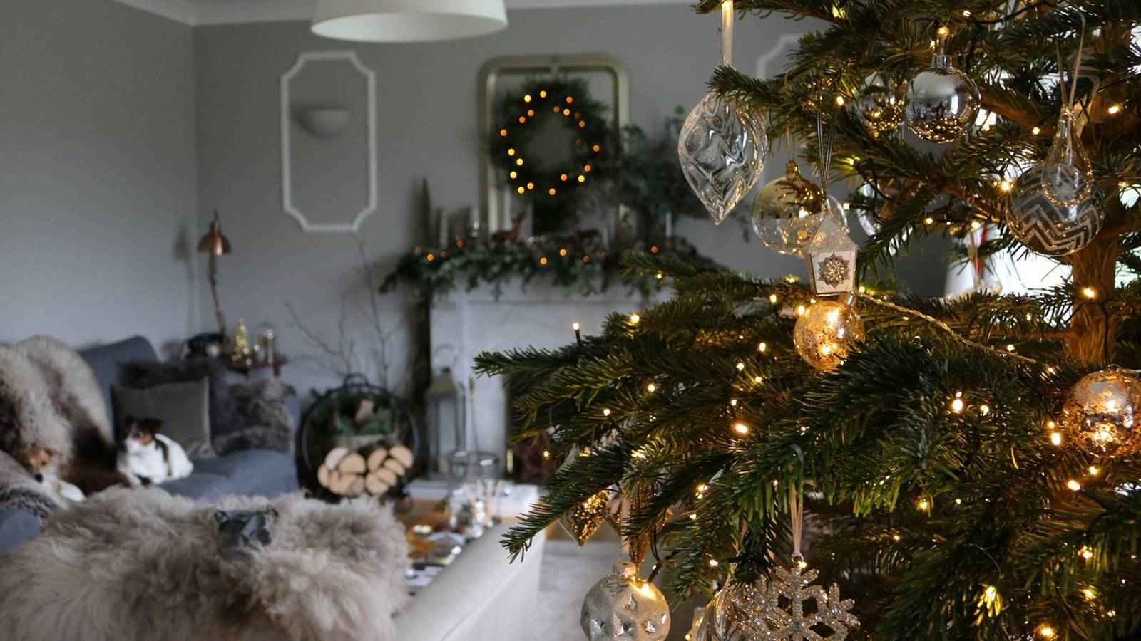 Christmas Tree 2022 Red and Gold Decoration Ideas