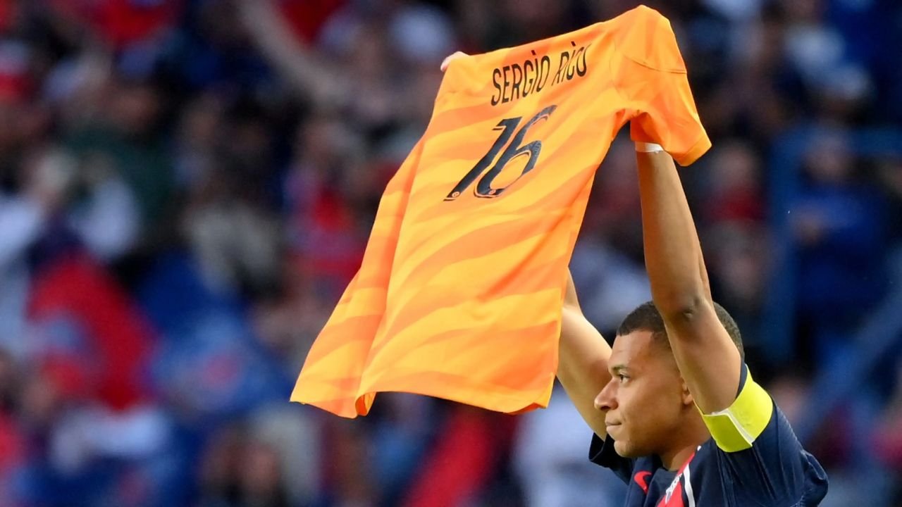 Kylian Mbappe and Paris Saint-Germain Honor Sergio Rico Kylian Mbappe and Paris Saint-Germain Honor Sergio Rico