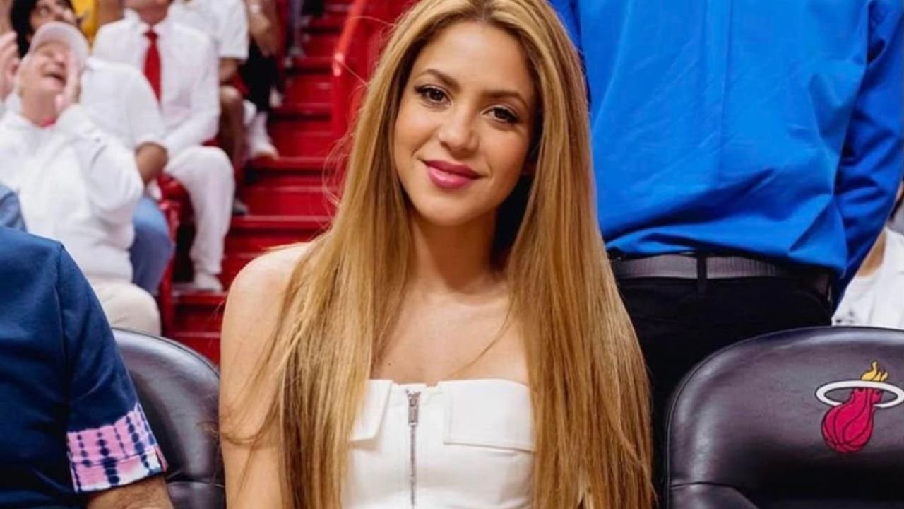 Shakira and Lewis Hamilton Caught Flirting Shakira and Lewis Hamilton Caught Flirting