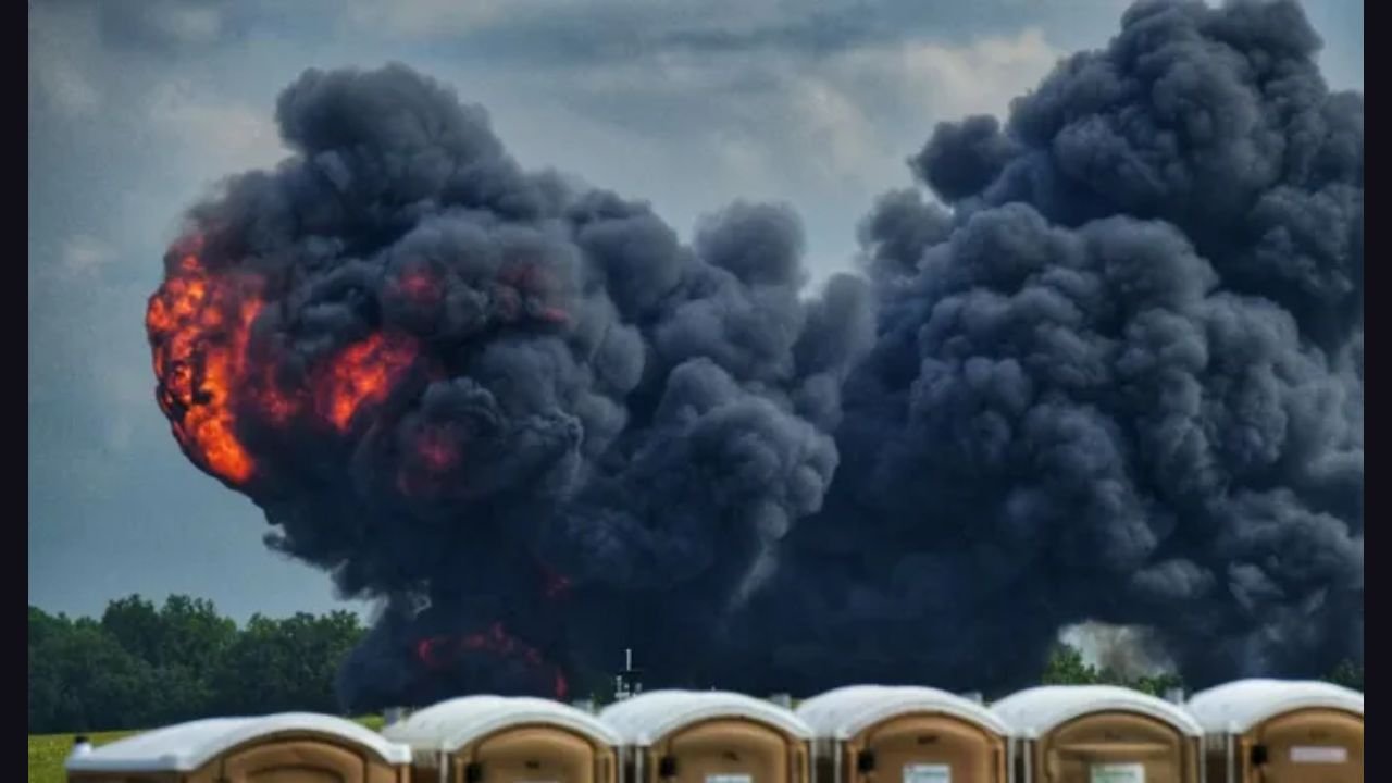 Plane Crashes During Thunder Over Michigan Airshow Finale Plane Crashes During Thunder Over Michigan Airshow Finale