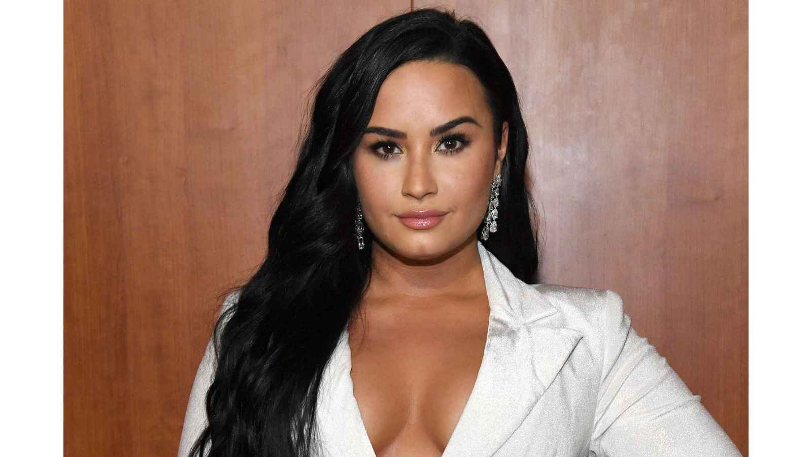 Demi Lovato Biography Demi Lovato Biography: Age, Height, Birthday, Family, Net Worth